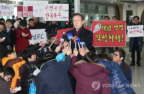 프로축구연맹 상벌위원회 참석한 이재명 당시 성남FC 구단주성남FC 구단주인 이재명 성남시장이 2014년 12월 5일 오전 서울 신문로 축구회관에서 한국프로축구연맹이 개최한 상벌위원회에 참석하기에 앞서 취재진에게 입장을 밝히고 있다.      이재명 성남 구단주는 SNS를 통해 성남이 올해 K리그 클래식에서 오심 피해를 봤다고 주장해 논란을 일으킨 바 있으며, 이에 대해 연맹은 "소셜네트워크서비스(SNS) 발언으로 인한 K리그 명예 실추가 성남의 규정 위반 내용"이라며 이날 상벌위원회를 열었다.  [연합뉴스 자료사진]