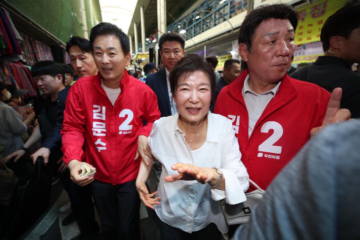 박근혜 전 대통령이 31일 오후 대구 중구 서문시장을 방문해 시민들에게 인사하고 있다.  연합뉴스
