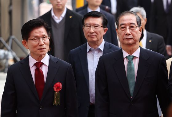 국민의힘 김문수 대선 후보(왼쪽)와 무소속 한덕수 대선 예비후보가 지난 5일 서울 종로구 조계사에서 열린 불기 2569년 부처님오신날 봉축법요식에 참석하고 있는 모습. 〈사진=연합뉴스〉